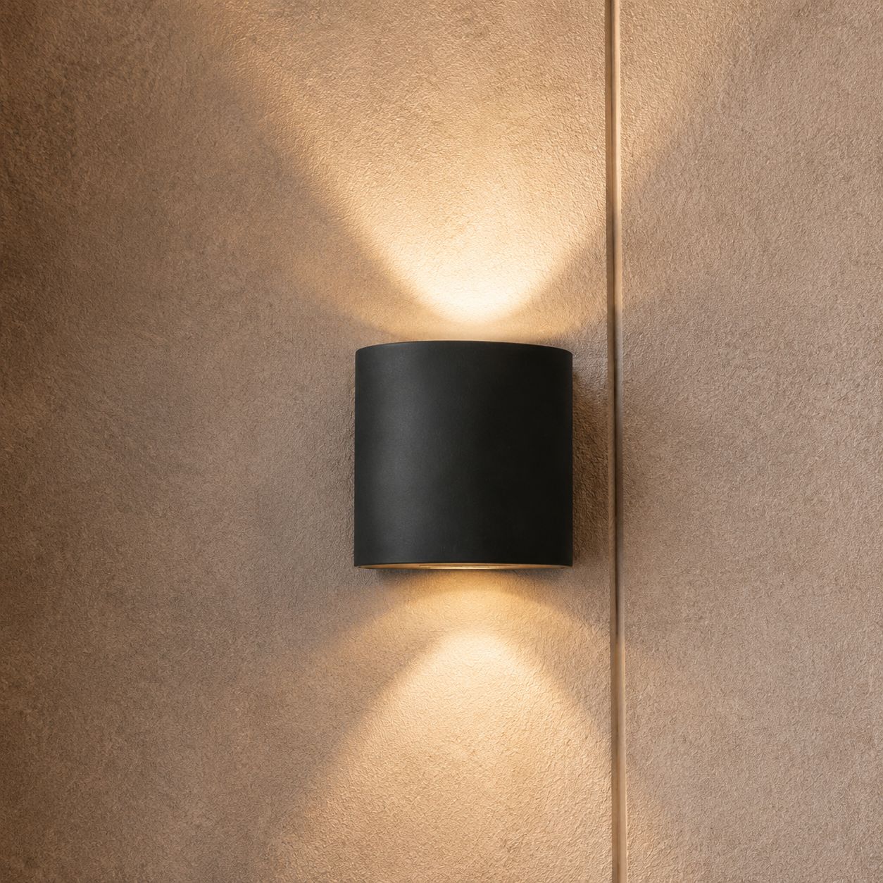 Modern Waterproof Outdoor Wall Light Aluminum Up-and-Down LED Sconce for Indoor and Outdoor Use