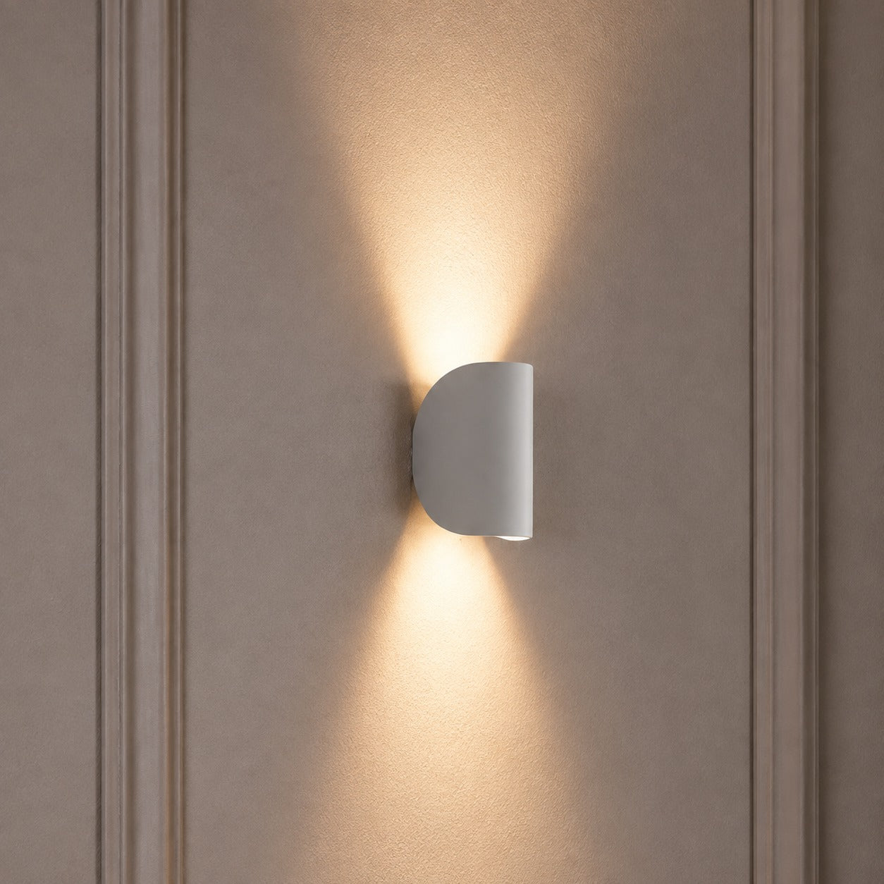 Modern Wall Light Sconce Adjustable Aluminum LED Dimmable Fixture for Bathroom 5W 700 Lumens
